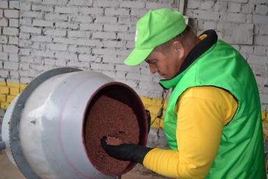 Предпосевная обработка семян сои на Агрополигоне «Приволжье».