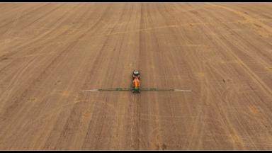 Опрыскиватель UX 11201 Super от AMAZONE, трактор Ensign и автопилот Trimble