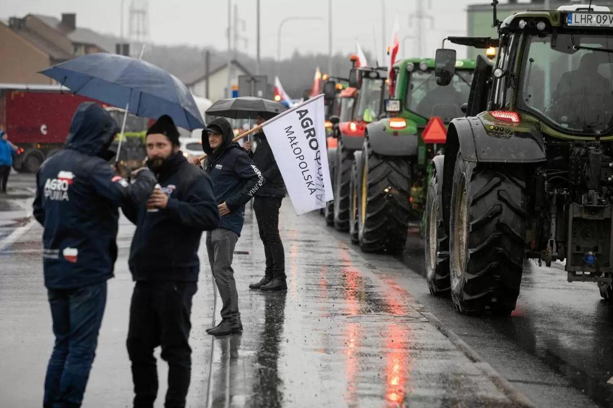 Польские фермеры перекрыли дороги на границе с Украиной, блокируя поставки зерна