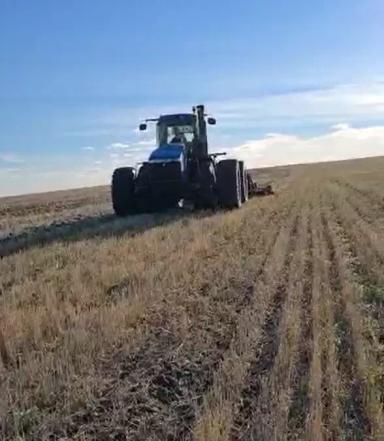 Прицепной щелеватель почвы КПП-7Щ с трактором  New Holland T9