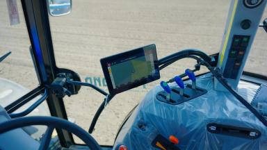 Трактор New Holland, сеялка Monosem и автопилот Trimble