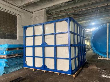 Емкость из полипропилена в металлокаркасе