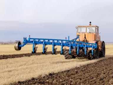 Плуг и его виды: чизельный, отвальный, диско-лаповый и другие.