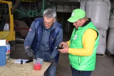 Предпосевная обработка семян сои на Агрополигоне «Приволжье».