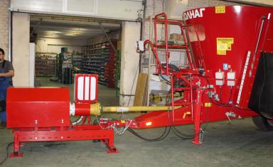 Техника кормления скота на ферме, анализ цен и характеристик смесителей.