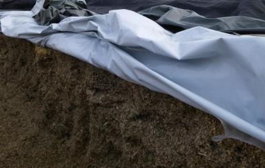 Силосная чёрно-белая и чёрная плёнка от Лелаф для траншей и ям силоса/сенажа