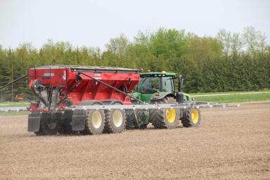 ШТАНГОВЫЙ РАЗБРАСЫВАТЕЛЬ УДОБРЕНИЙ: альтернатива от Salford...