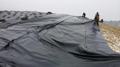 Силосная чёрно-белая и чёрная плёнка от Лелаф для траншей и ям силоса/сенажа