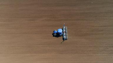Трактор New Holland, сеялка Monosem и автопилот Trimble