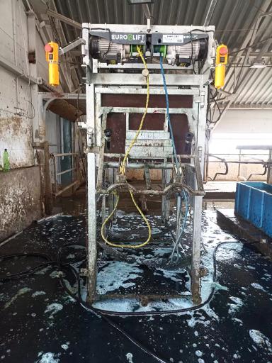 Дезинфекции инструментов и оборудования для обрезки копытец КРС.