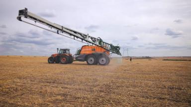 Опрыскиватель UX 11201 Super от AMAZONE, трактор Ensign и автопилот Trimble