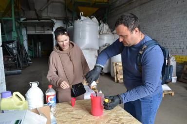 Предпосевная обработка семян сои на Агрополигоне «Приволжье».