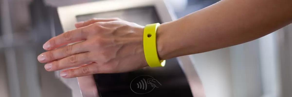 Персонал челябинского мясокомбината «Ромкор» надел RFID-браслеты