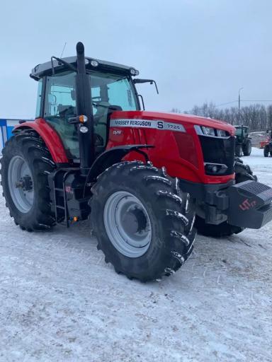 Яркий точный огонек в зимнем царстве – Massey Ferguson MF 7700 S