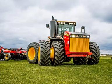 Какой трактор выбрать: классической компоновки или шарнирно-сочлененный?