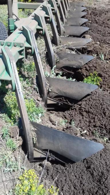 Лемешно-отвальный плуг ПБС-8+1 новой конструкции