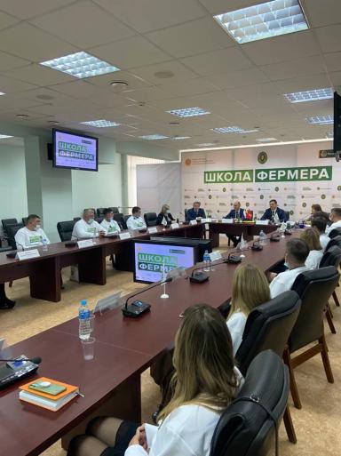 Генеральный директор МЕГАМИКС наградил участников проекта «Школы фермеров».