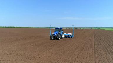 Трактор New Holland, сеялка Monosem и автопилот Trimble