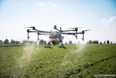 Обработка полей сельскохозяйственными дронами и самолетами