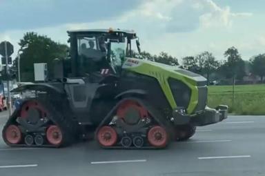 В сети появились фото трактора Claas Xerion в нестандартной комплектации.