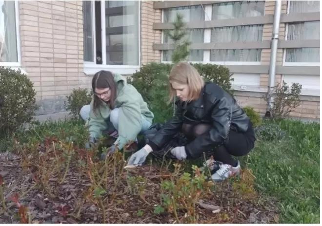 Студенты сельхозотрядов Петербурга на занятиях по зеленому хозяйству