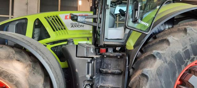 Трактор CLAAS AXION 930 - модный яркий парень. Абсолютно ТОЧНО))