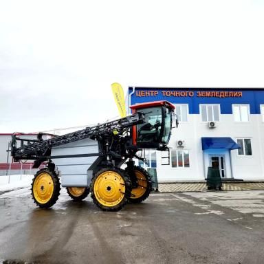 Самоходный высококлиренсный опрыскиватель