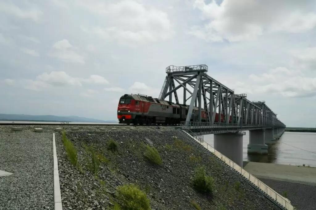 РЖД отправили по мосту через Амур первый контейнерный поезд в Китай