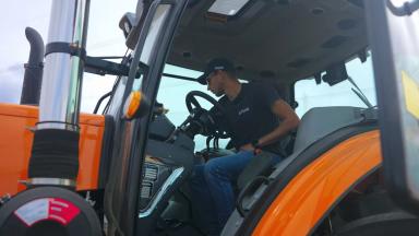 Опрыскиватель UX 11201 Super от AMAZONE, трактор Ensign и автопилот Trimble