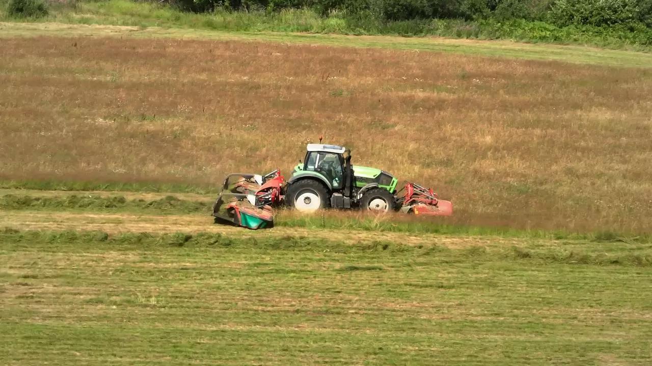 Косилка-«бабочка» Kverneland 5395 MT BX в работе