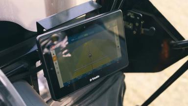 Опрыскиватель UX 11201 Super от AMAZONE, трактор Ensign и автопилот Trimble