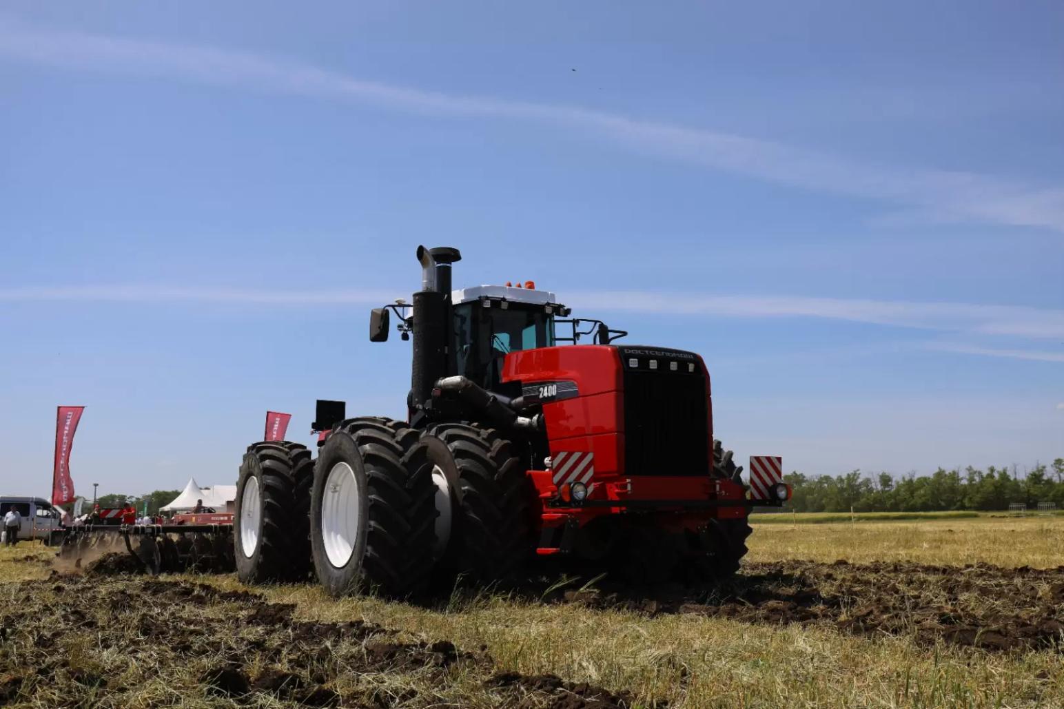 Демо-тур обновленного трактора Ростсельмаш 2400 идет полным ходом!