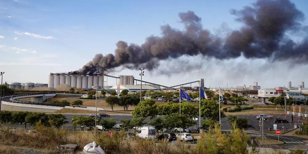 Во Франции загорелись элеваторы с зерном
