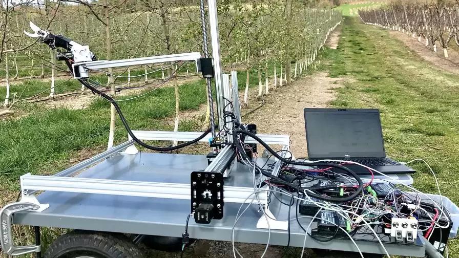 Роботизированный аппарат обрезки в яблоневых садах