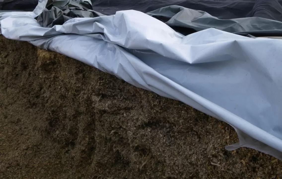 Силосная чёрно-белая и чёрная плёнка от Лелаф для траншей и ям силоса/сенажа