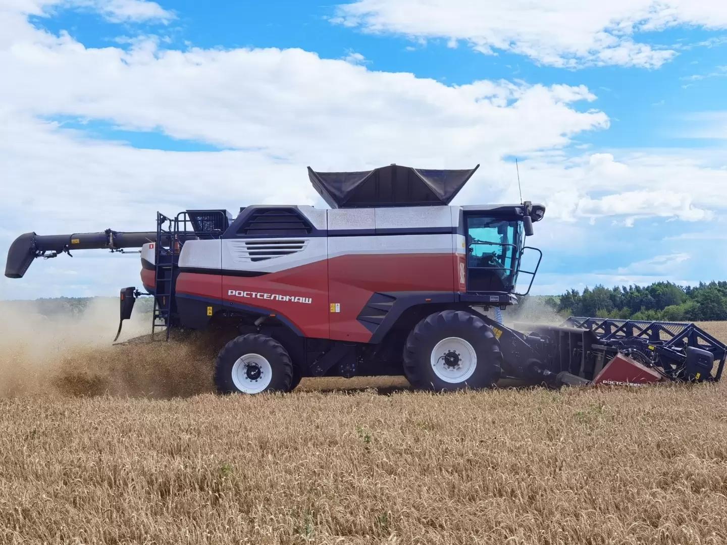 Ростсельмаш тестируют новый гибридный комбайн H820 мощностью 510 л/с!