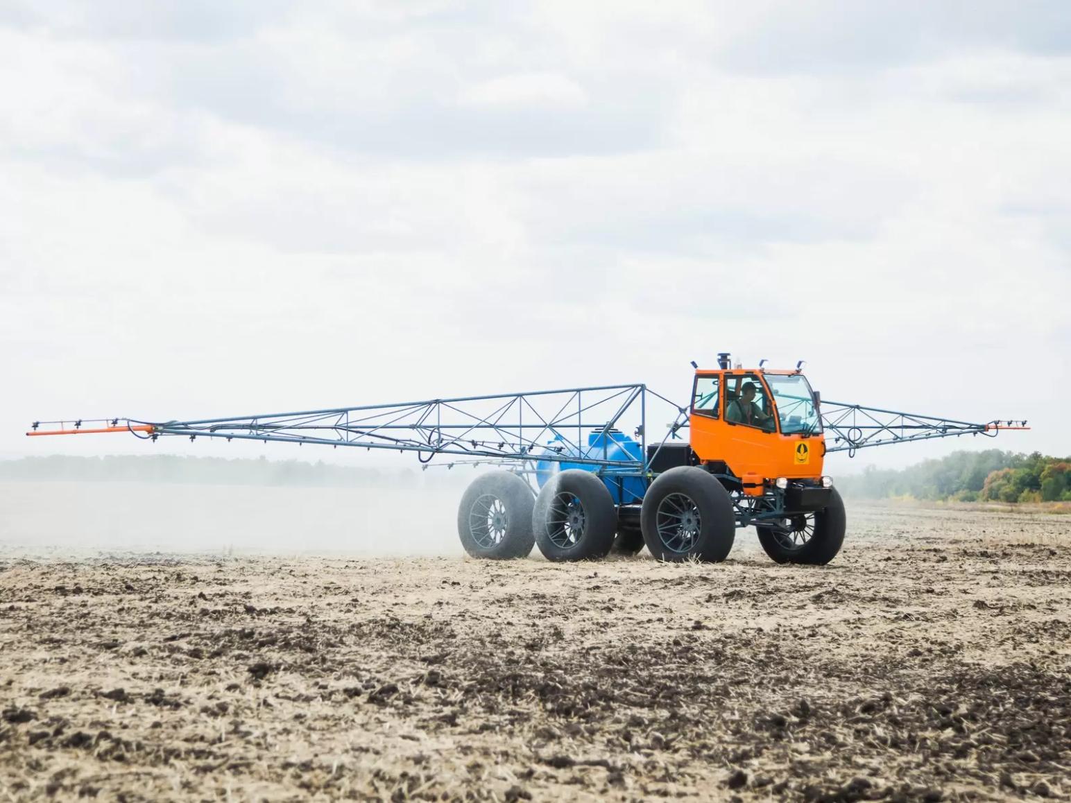 Легкий самоходный или прицепной опрыскиватель - что выбрать?