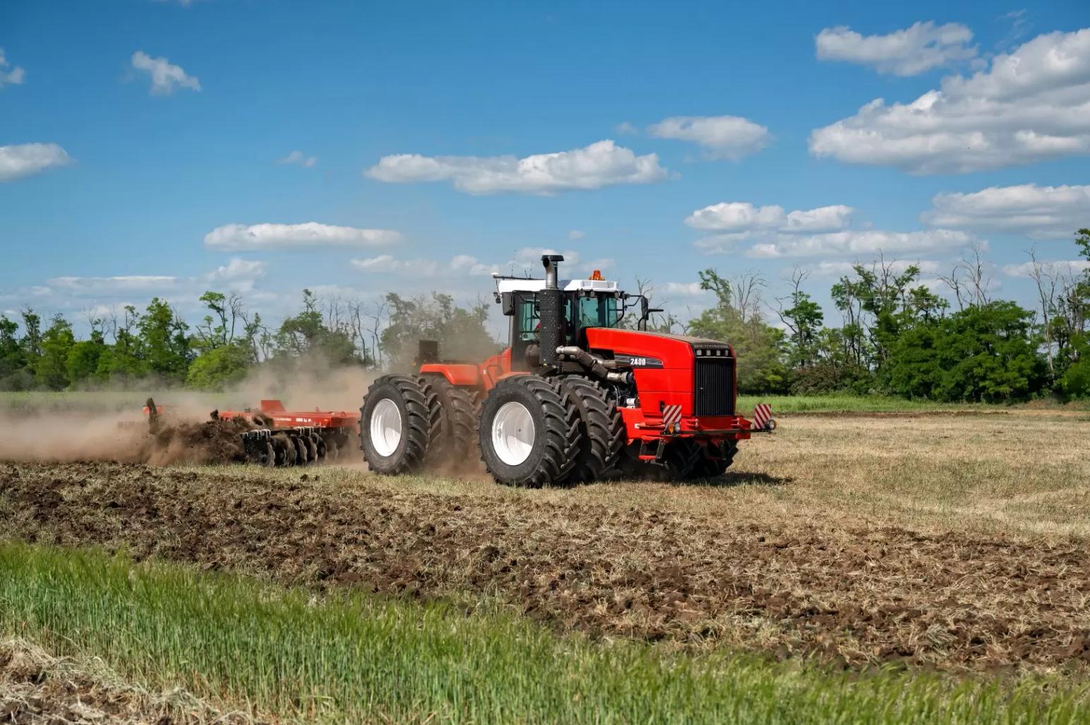 Преимущества трактора Ростсельмаш 2400