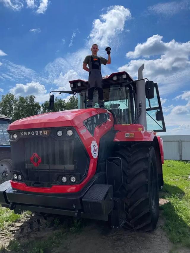 Красавец Кировец и автопилот Atlas.