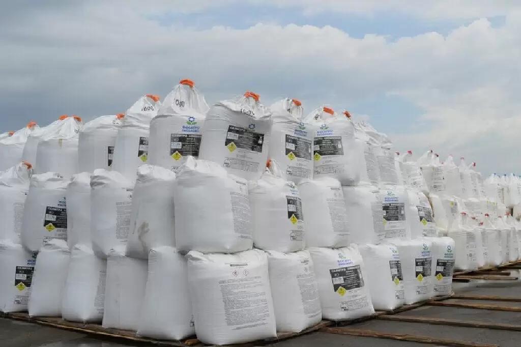 Аммиачная селитра — одно из самым популярных азотных удобрений. Ее можно использ