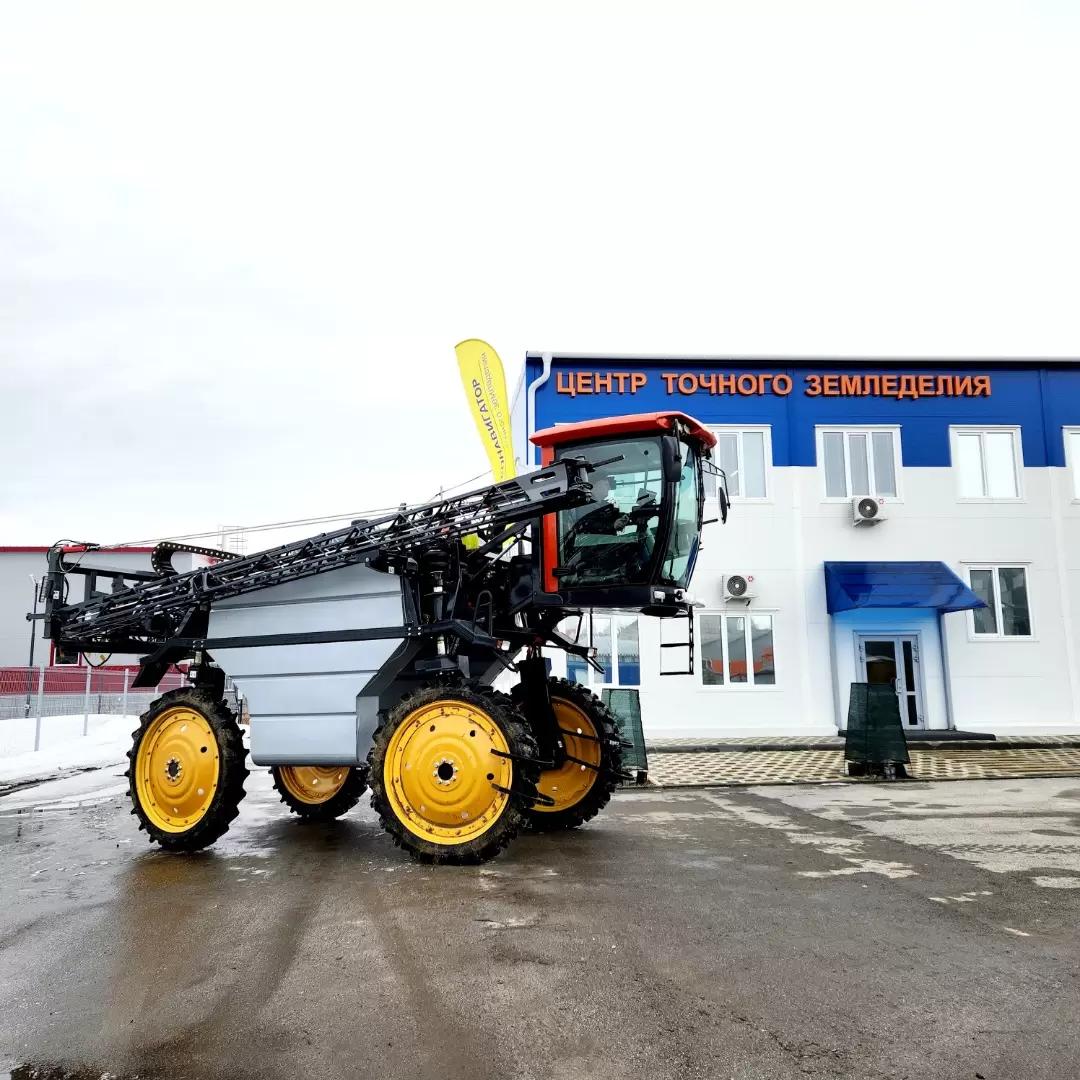 Самоходный высококлиренсный опрыскиватель