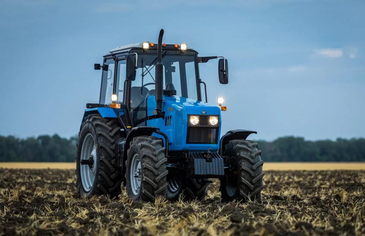 Каковы особенности трактора МТЗ-1221?