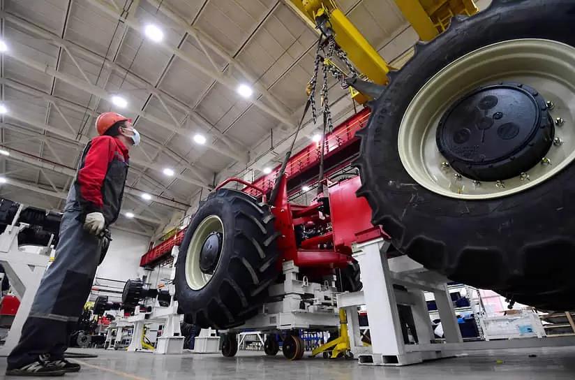 Продажи сельхозтехники в РФ упали на 40%