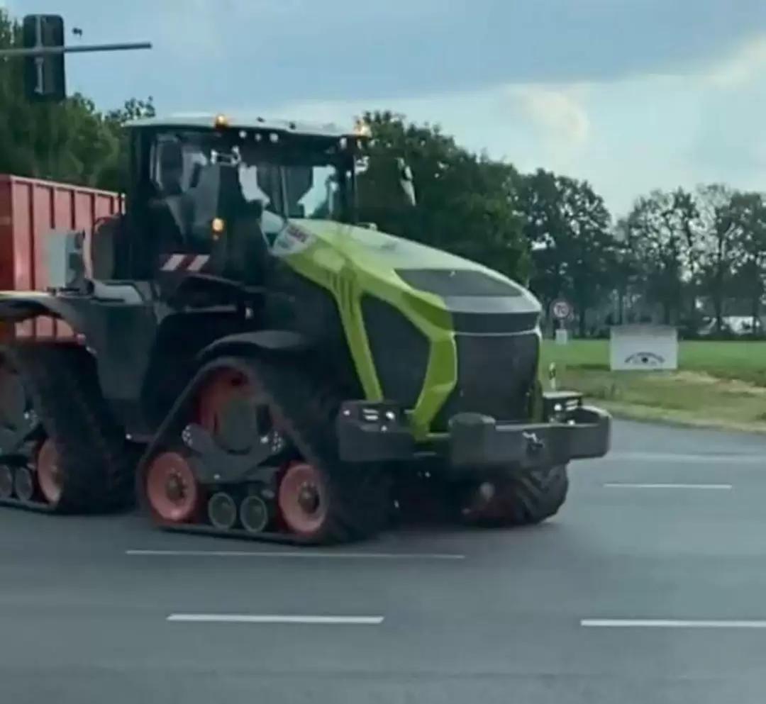 В сети появились фото трактора Claas Xerion в нестандартной комплектации.
