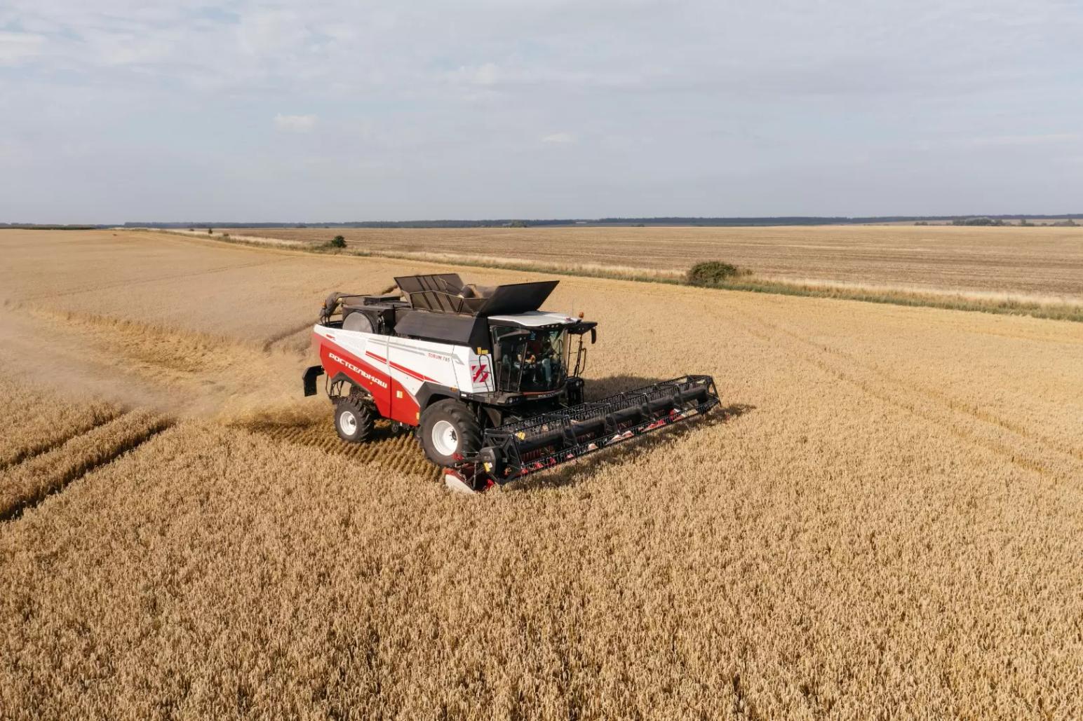 Комбайн TORUM 785 выгодно отличается от других зерноуборочных комбайнов.