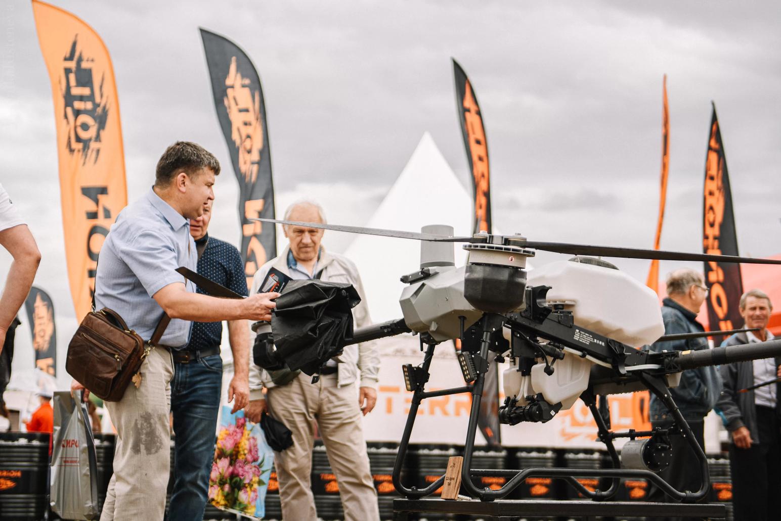 Команда «Агро Технологии» представила на стенде Золотая Нива 2024 Агродроны