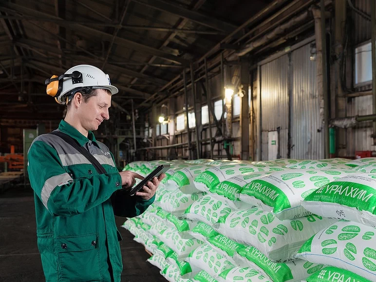В Европе остаются заблокированными более 260 тысяч тонн удобрений "Уралхима"