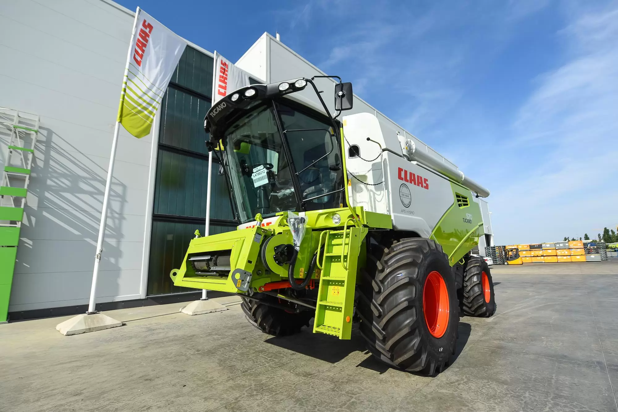 Завод класс. Завод CLAAS В Краснодаре. CLAAS комбайн Краснодар. Claass комбайны Tucano и тракторы Axion и Xerion. Комбайны Tucano и тракторы Axion, Xerion.