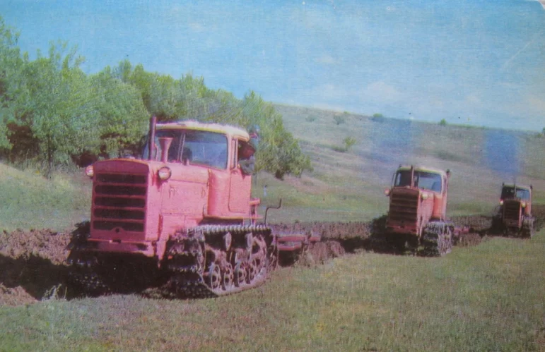 Советский трактор ДТ-75, выпускаемый с конца 60-х годов