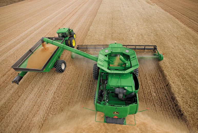 Вывоз зерна с поля: что лучше — грузовик или бункер-перегрузчик?